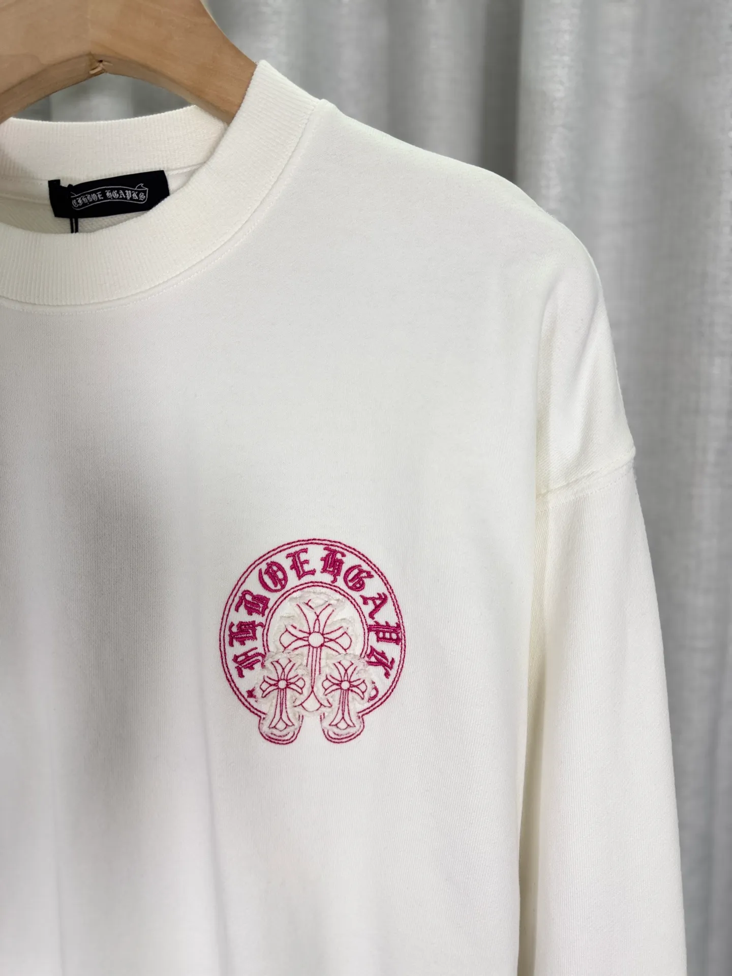 P270 top version, real shot without P, ​​different from market currency) 𝗖𝗵𝗿𝗼𝗺𝗲 𝗛𝗲𝗮𝗿𝘁𝘀/Cro Heart 2025 washed patch embroidery autumn and winter new original single counter American laser burnt 3D three-dimensional color embroidered couple casual sweatshirt 👑The highest version! Customized fabric 420g tripe terry fabric! American acid-washed and distressed original fabric laser burnt ✟appliqué embroidery and exquisite embroidery of letters! The best-selling model in the counter, very comfortable to wear. Accessories: original molded and authenticated collar label➕100% silk wash label. Genuine purchase-grade original hangtag➕matching hanging rope➕3D hanging beads➕original packaging bag. Craftsmanship: The original version has consistent wiring! The highest version of the armhole matching technique! Color: White Black Size: S M L XL Style Number: 25-307